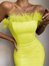 Robe moulante bustier à plumes Lessie